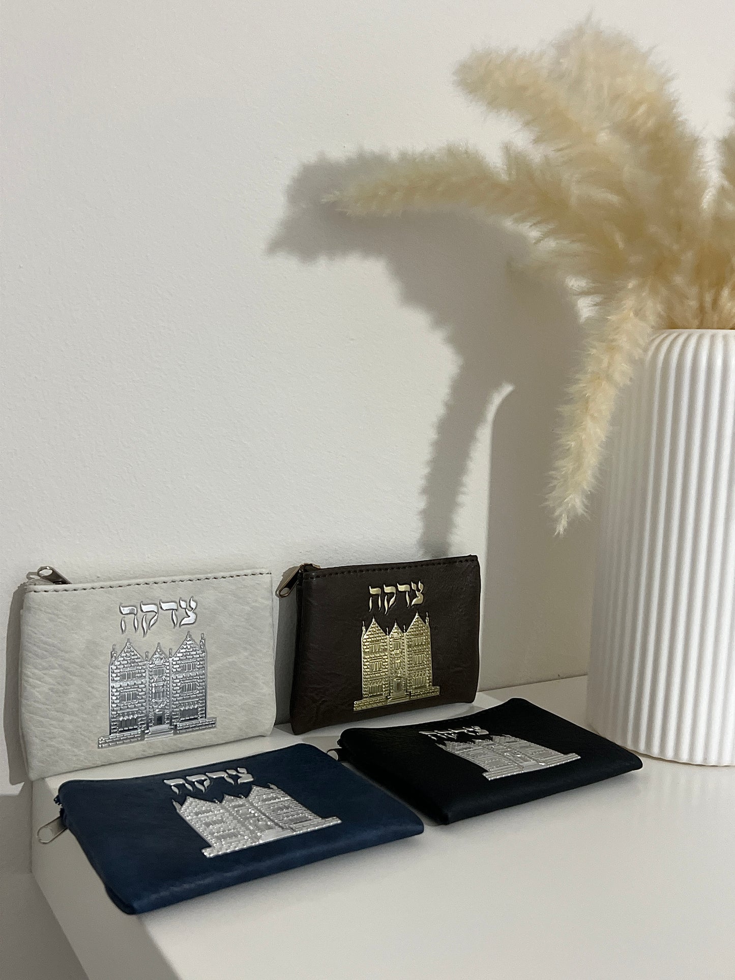 ארנק צדקה דמוי עור ״הבית של הרבי״