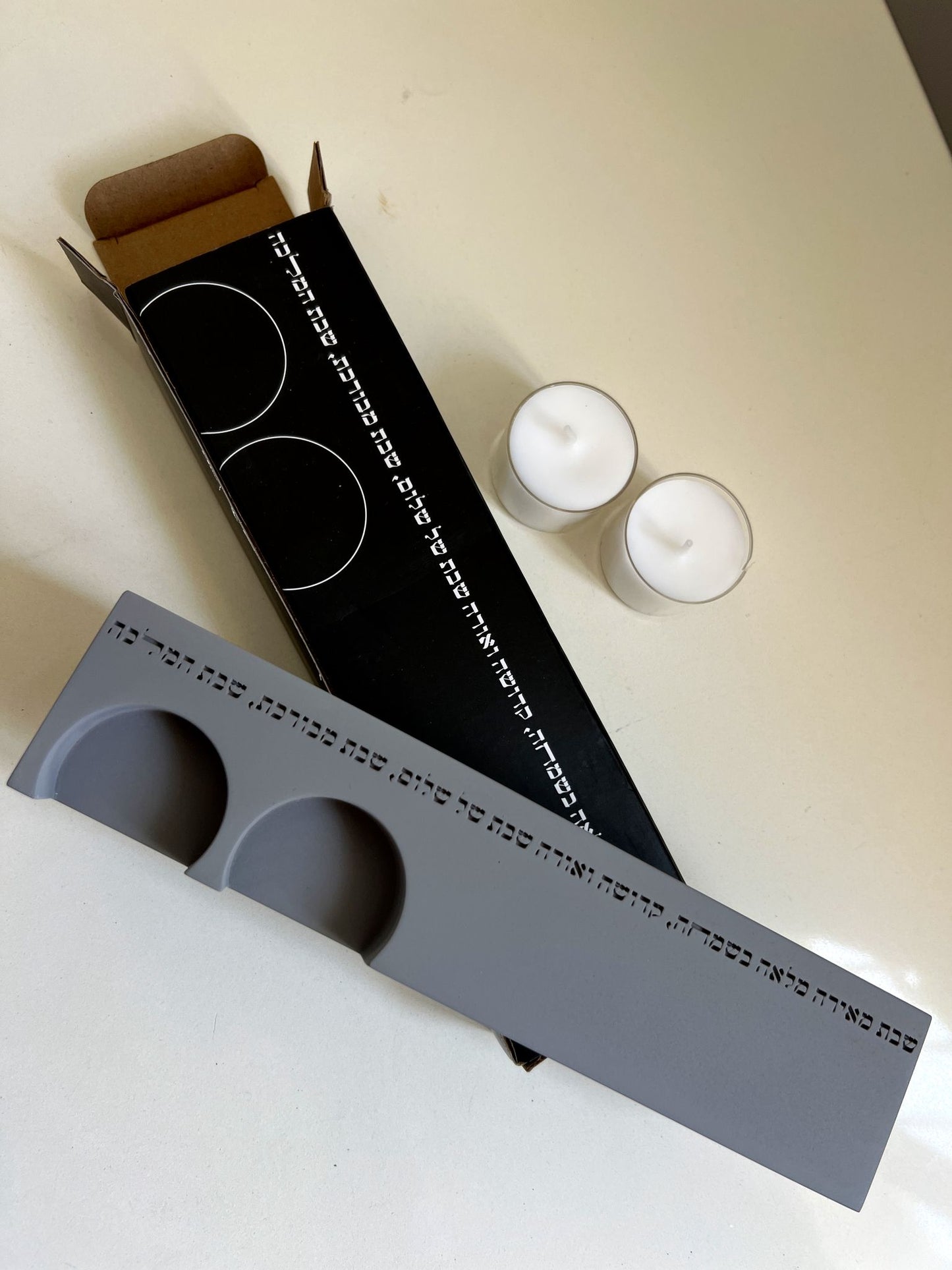 פמוטים מבטון-אפור