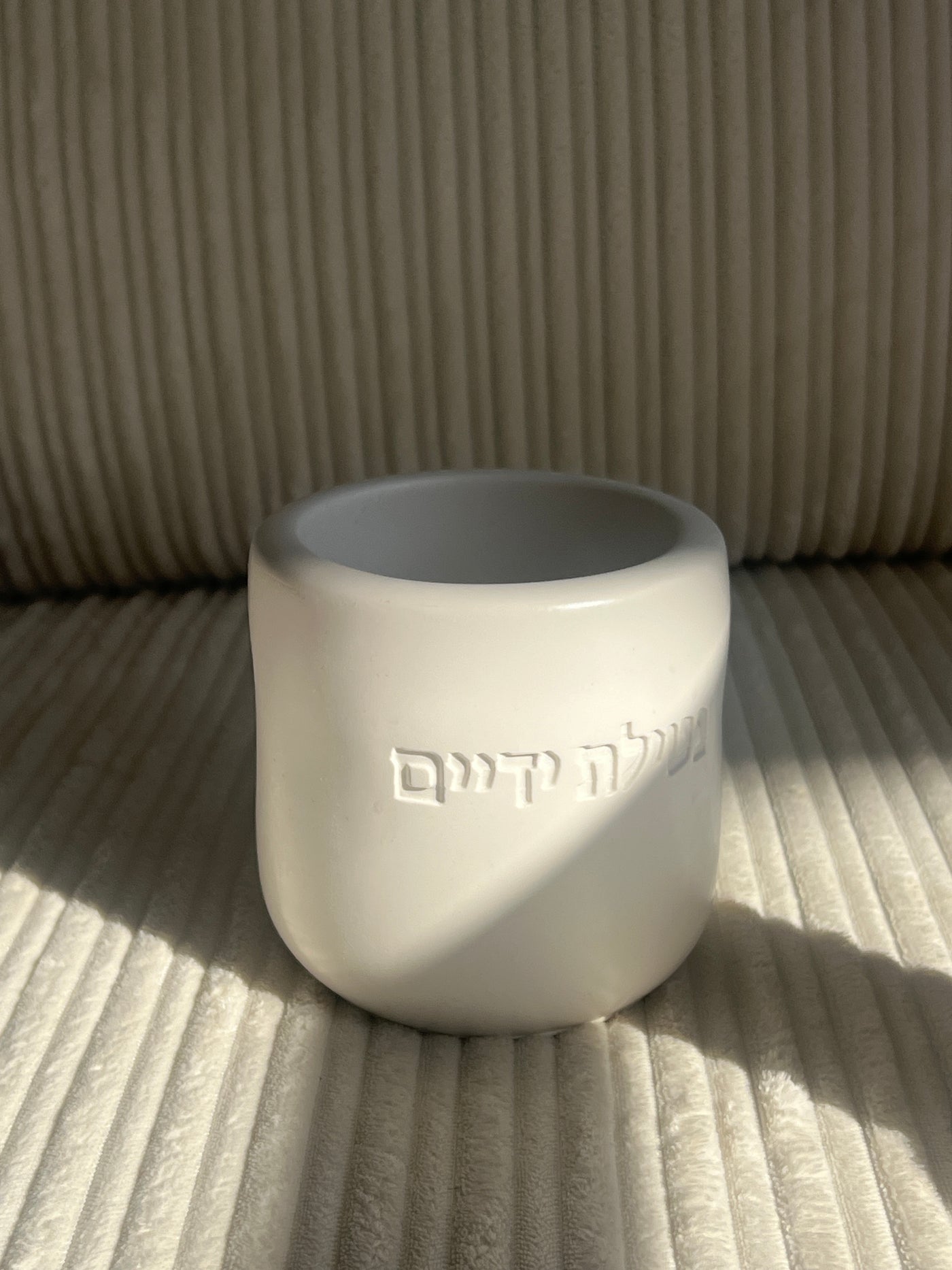נטלה מבטון בעבודת יד