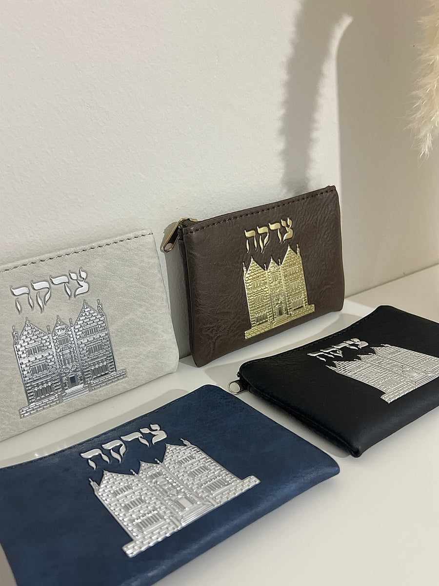 ארנק צדקה דמוי עור ״הבית של הרבי״