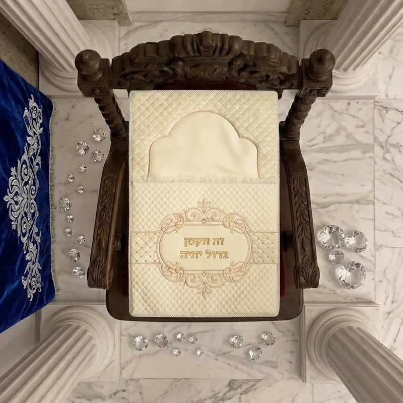 כרית לברית דמוי עור עם אותיות גדולות